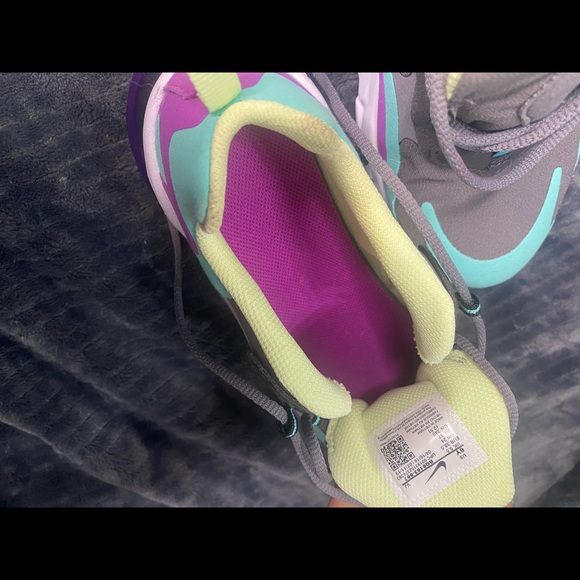 Nikereact sneakers 6y size 8 women’s - Picture 4 of 5